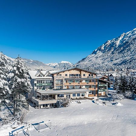 Hotel Foehrenhof Stanzach Exteriör bild