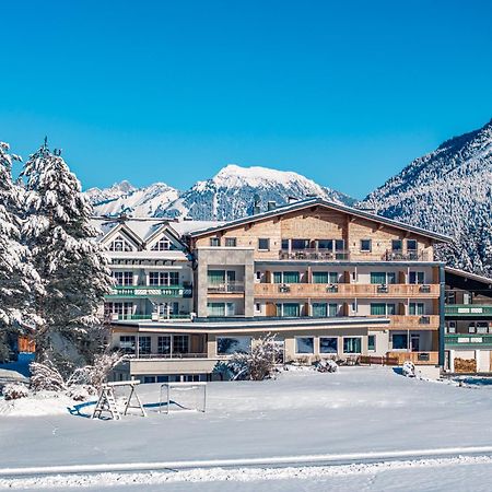 Hotel Foehrenhof Stanzach Exteriör bild