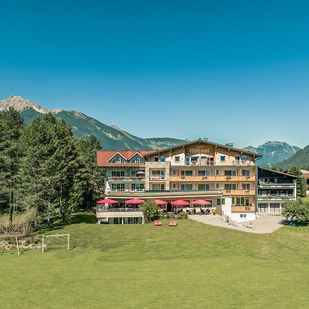 Hotel Foehrenhof Stanzach Exteriör bild