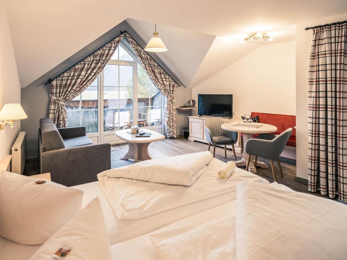 Hotel Foehrenhof Stanzach Exteriör bild