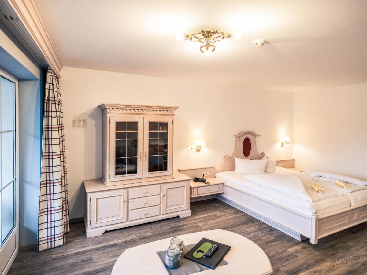 Hotel Foehrenhof Stanzach Exteriör bild