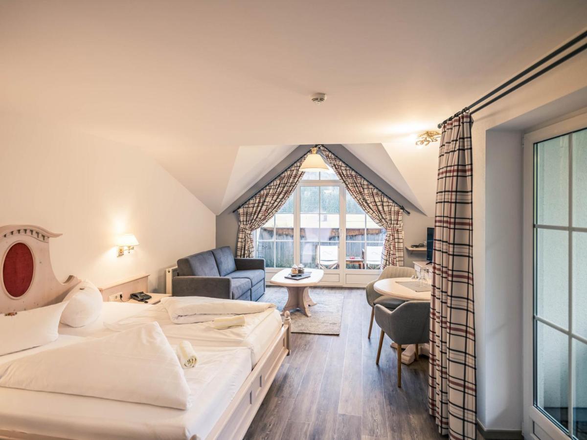Hotel Foehrenhof Stanzach Exteriör bild